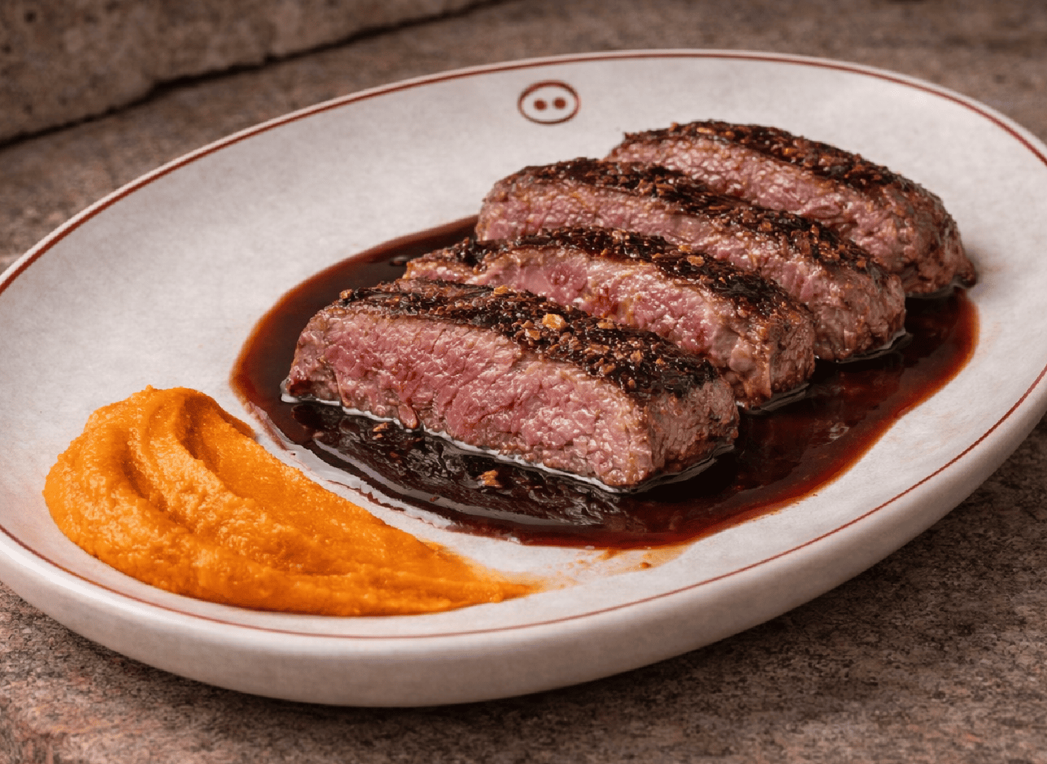 Presa Joselito asada con salsa de Oporto y puré de boniato