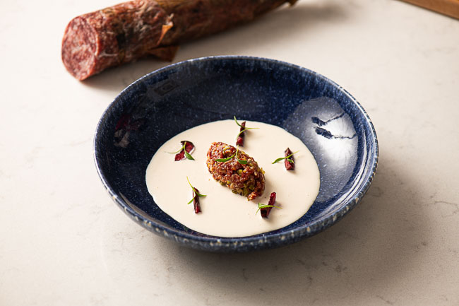 Ajoblanco con tartar de Salchichón Joselito y cerezas: una cucharada de verano sofisticado