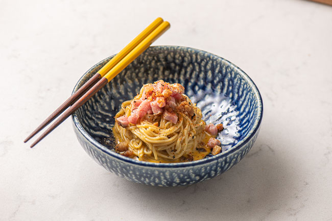 Carbonara Japonesa de Chuleta Joselito: Fusión entre Tradición Italiana y Sabor Nipón