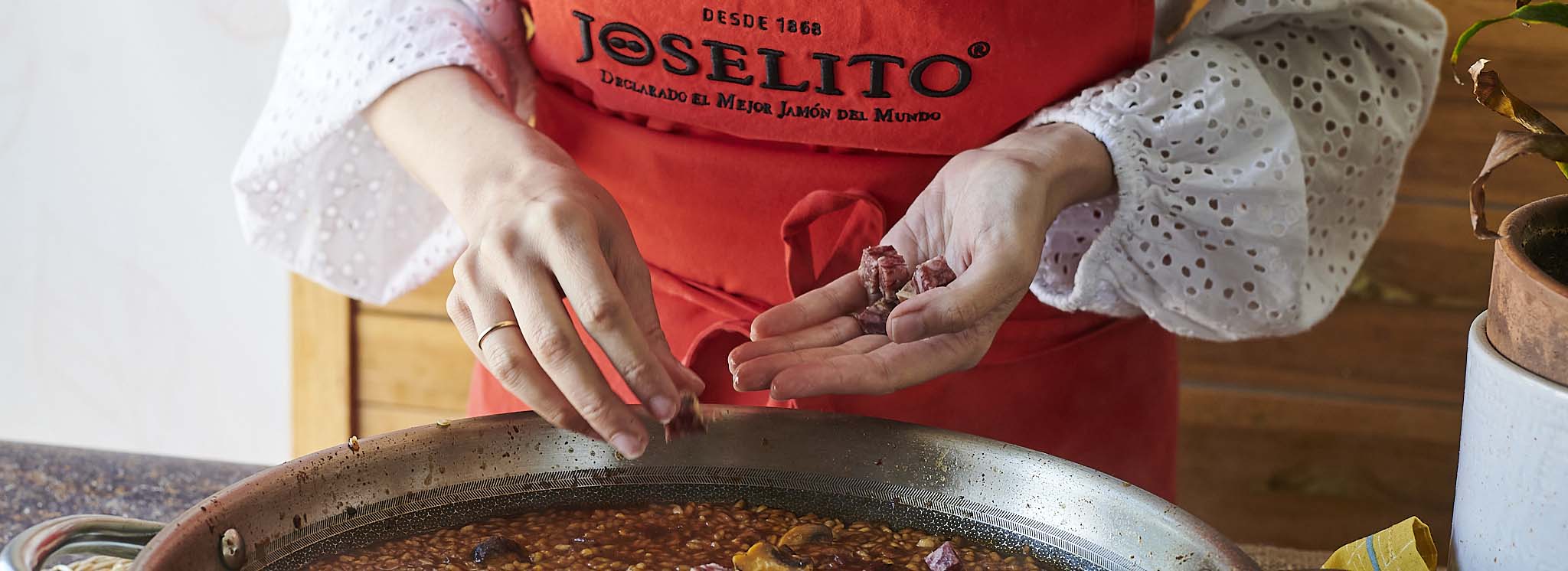 Arroz con setas y salchichón Joselito, una paella llena de sabor